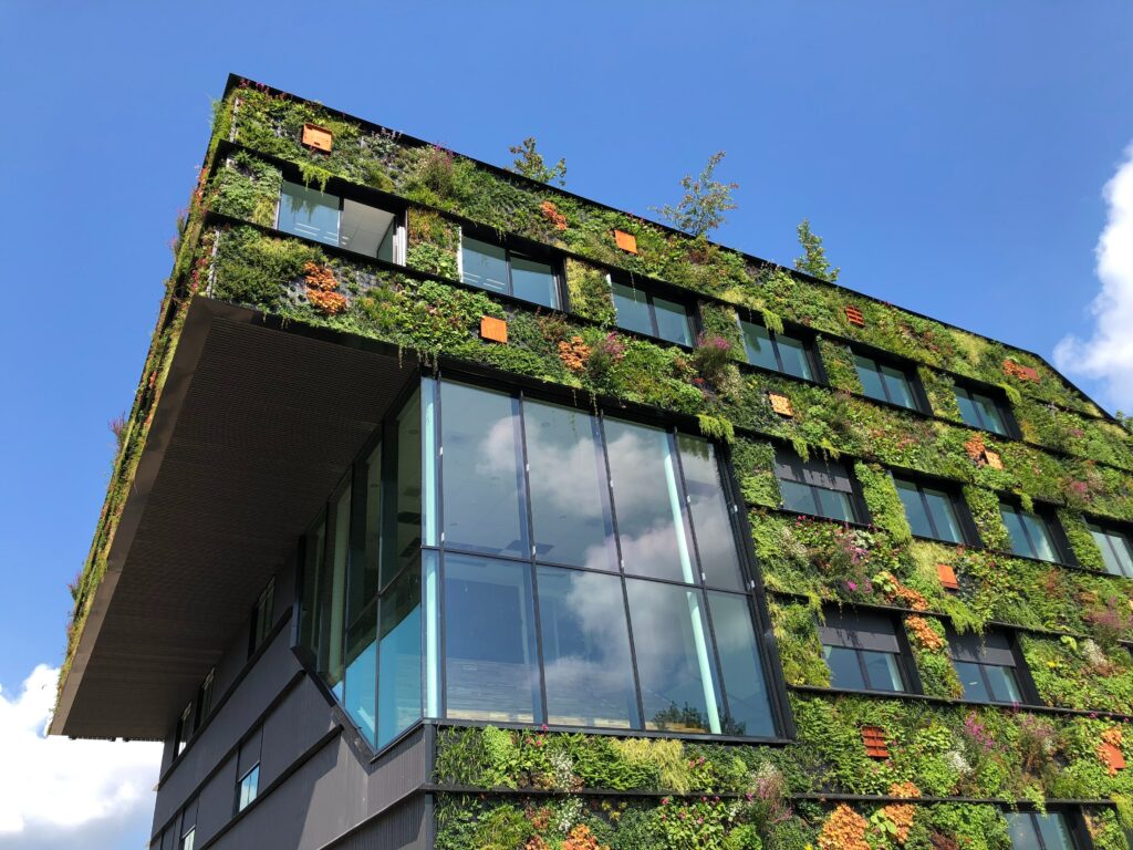 Un immeuble de bureaux avec façade végétalisée